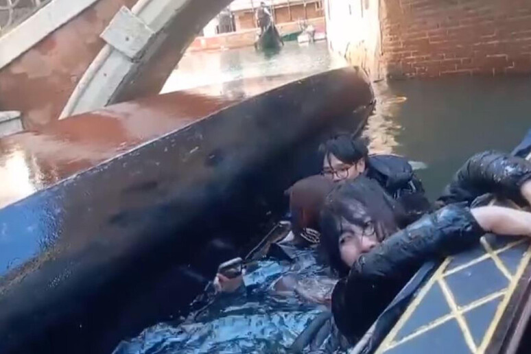 VIDEO | Turisti tentano di scattare foto e fanno ribaltare gondola: tutti in acqua a Venezia