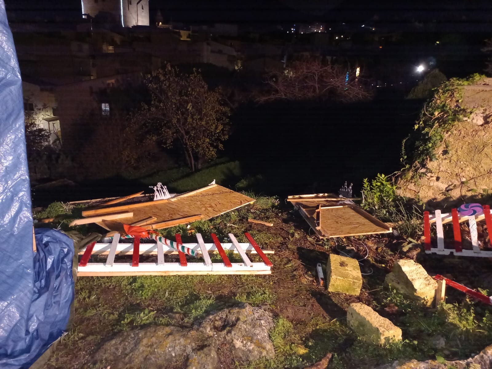 Vandali in azione nel Palermitano, distrutto villaggio di Natale