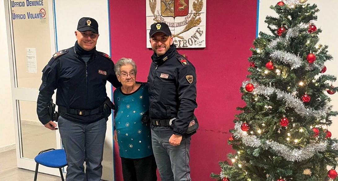 Anziana in difficoltà vaga per le vie di Caltagirone, soccorsa dalla polizia