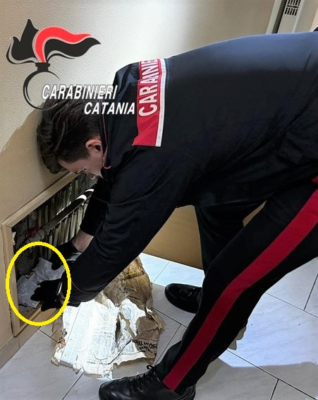 Ai domiciliari nel Catanese con droga sintetica: arrestati tre cinesi