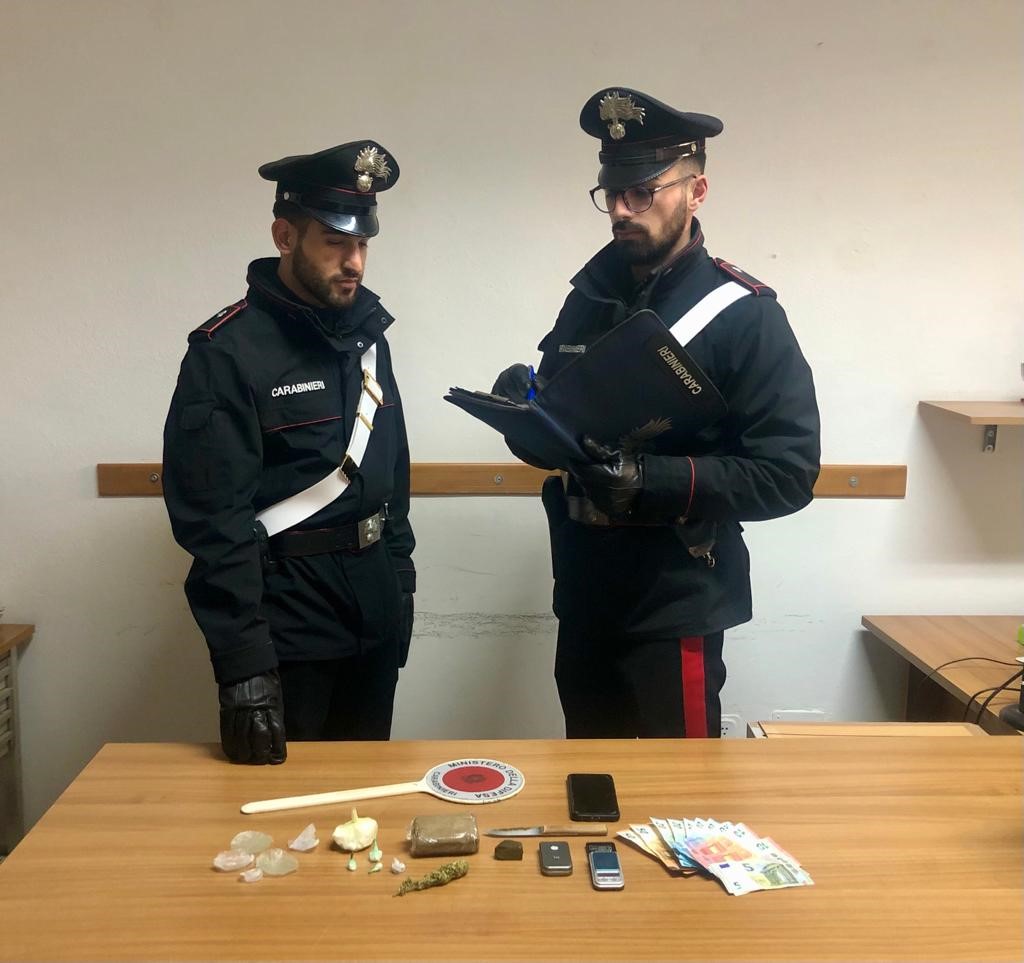 Sorpreso a cedere cocaina, arrestato 21enne di Niscemi