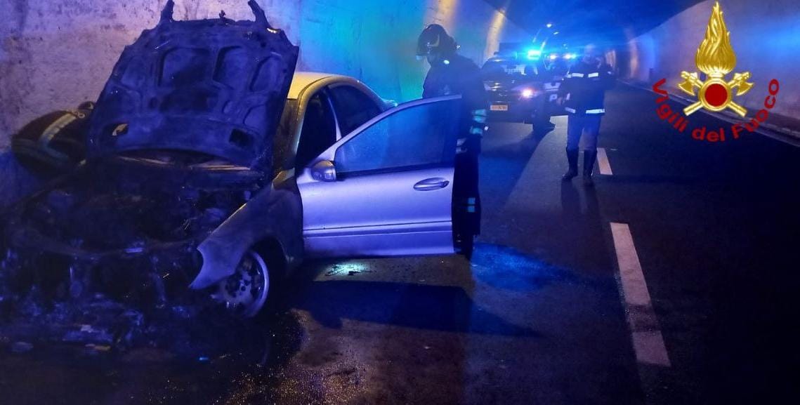 Auto in fiamme dentro galleria sulla Messina-Catania, intervengono i vigili del fuoco