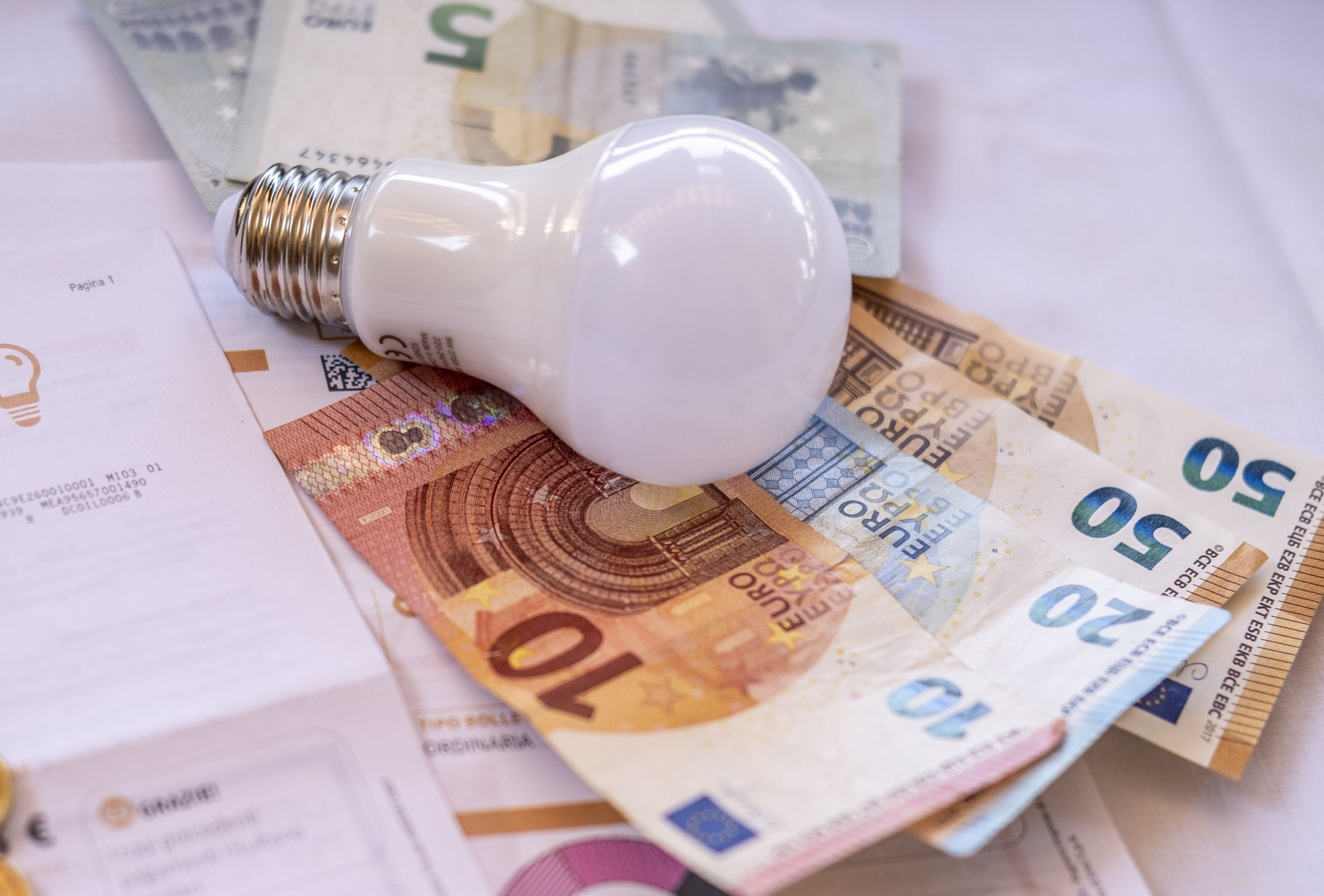 Bollette luce, fine mercato tutelato slitta al primo luglio 2024 Bollette luce, fine mercato tutelato slitta al primo luglio 2024