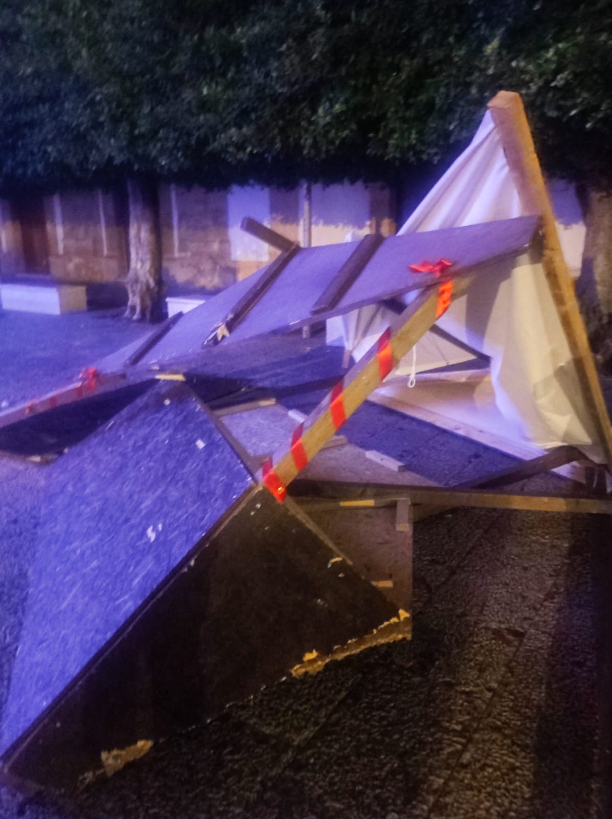 Vandali in azione nel Trapanese, danneggiate casette natalizie allestite in piazza