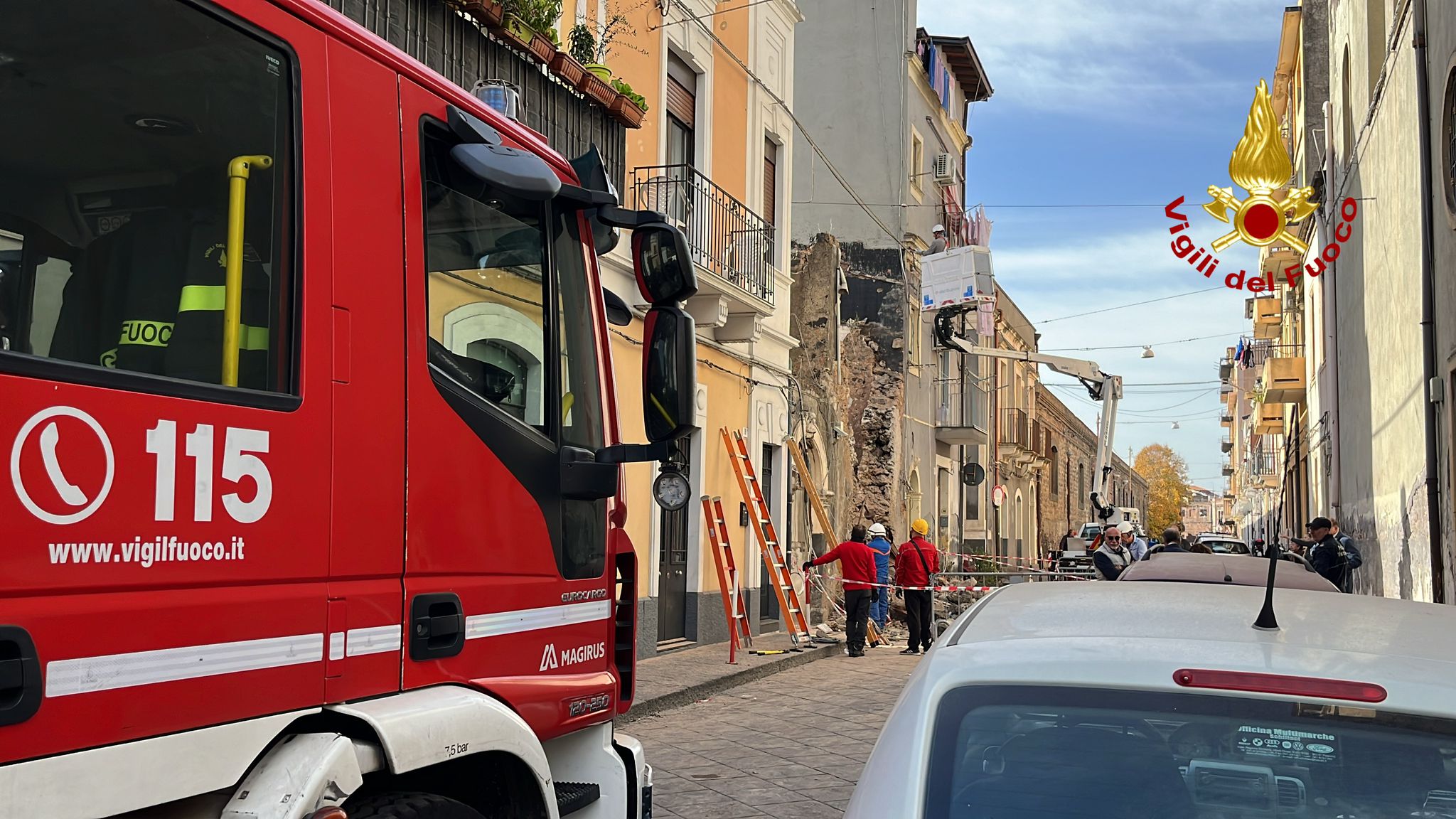 VIDEO | Crolla abitazione abbandonata a Catania, intervengono i vigili del fuoco