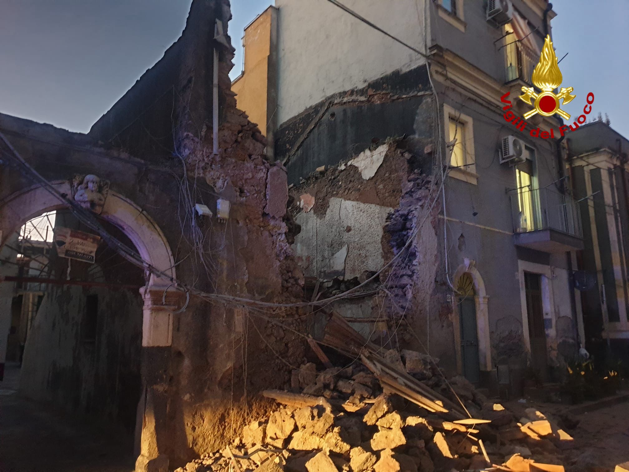 VIDEO | Crolla abitazione abbandonata a Catania, intervengono i vigili del fuoco