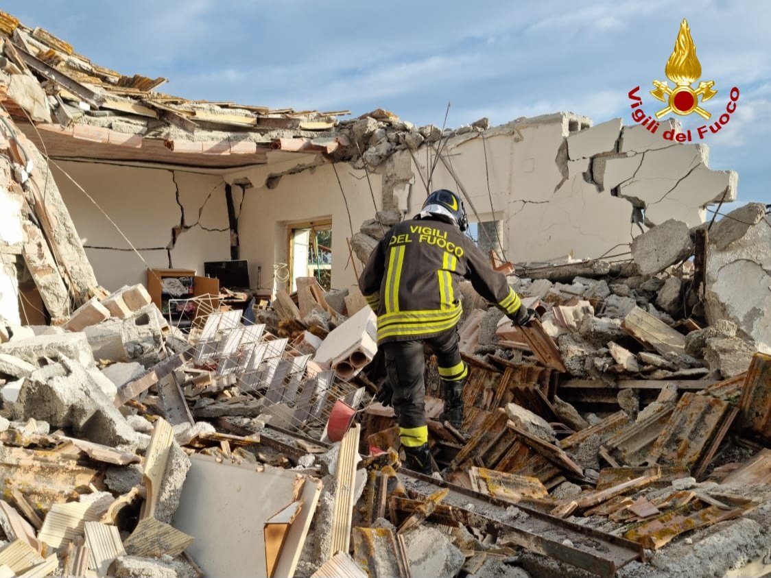Crollo palazzina a Bari, donna 74enne estratta viva dalle macerie
