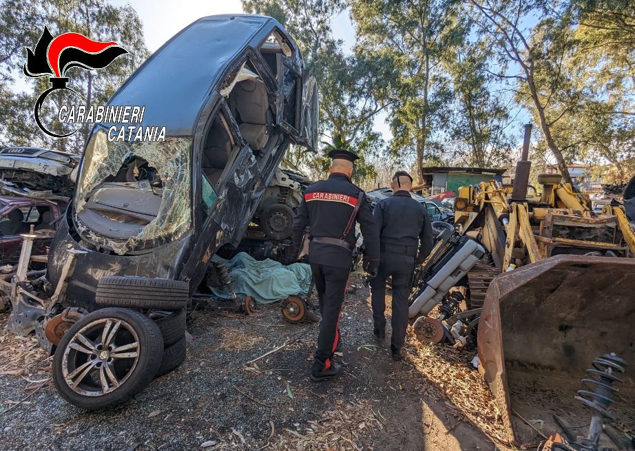 VIDEO | Auto rubate, carcasse di veicoli e pezzi di ricambio: sequestrata discarica abusiva nel Catanese