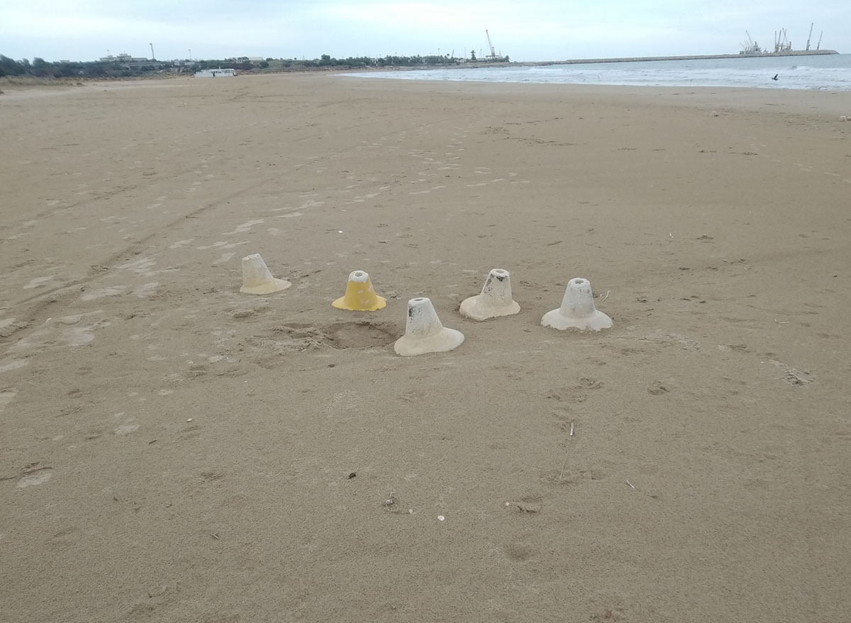 Modica, “panettoni” di cemento abbandonati in spiaggia