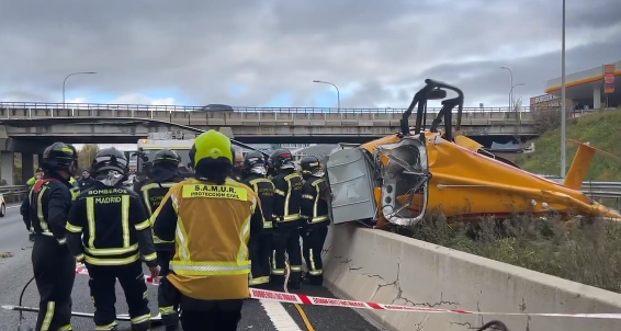 VIDEO | Incidente shock sulla tangenziale: elicottero precipita e si schianta sulle auto