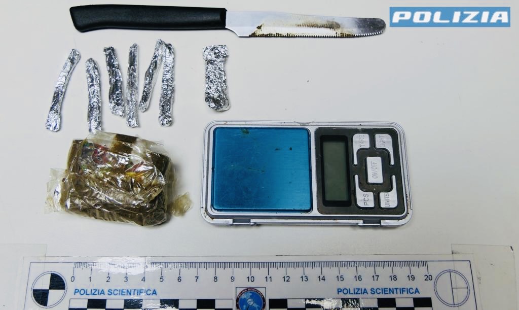 Segnalazione su App polizia, arrestato spacciatore davanti scuola nel Ragusano