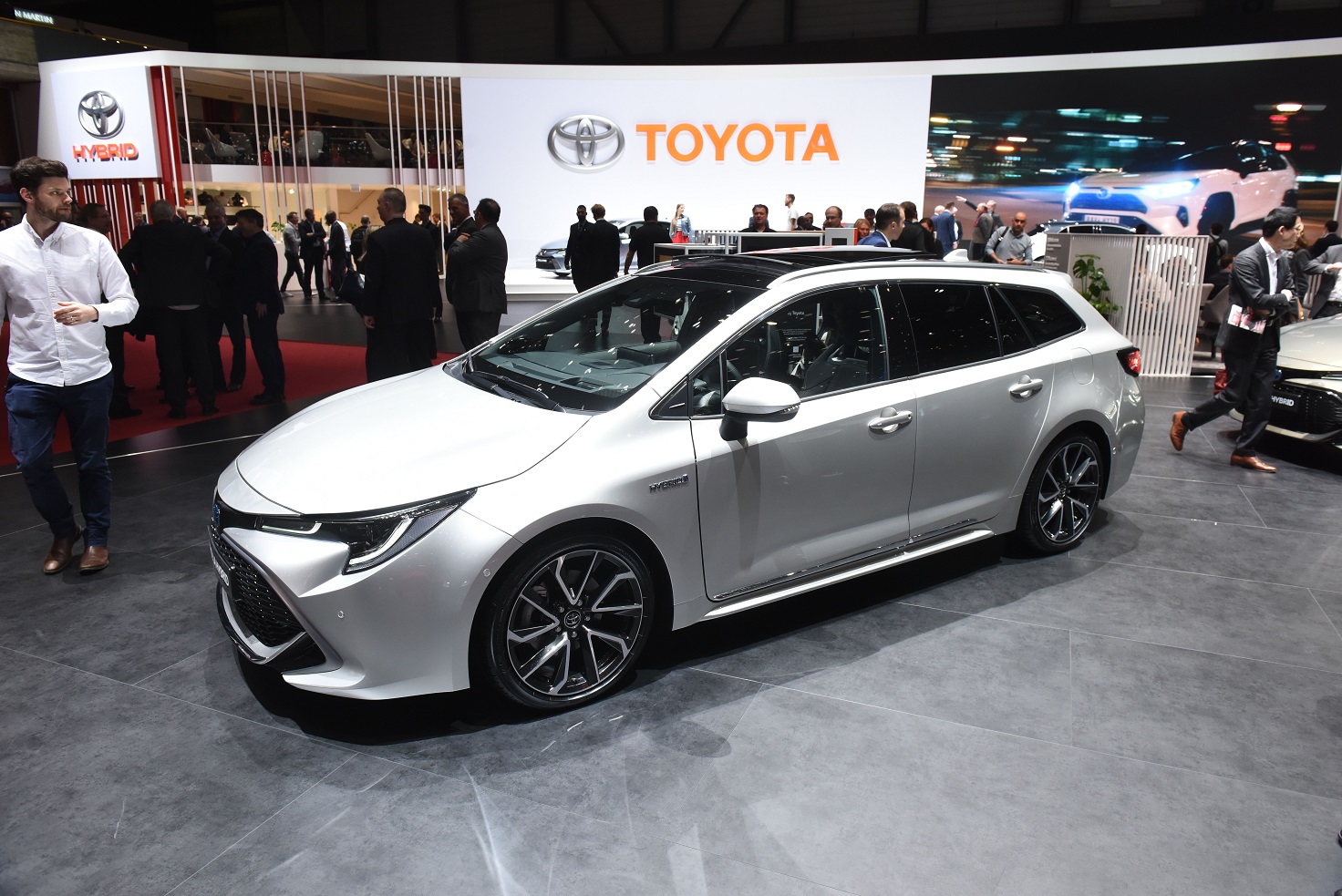 Torino, al Salone dell’Auto una macchina finisce sulla folla: 12 feriti