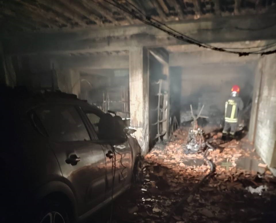 Incendio devasta scantinato nel Messinese, distrutti scooter e automobili