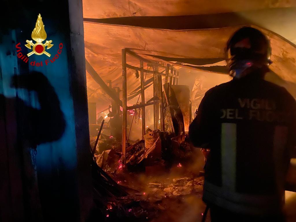 Incendio in un capannone nel Messinese, spento il rogo Incendio in un capannone nel Messinese, spento il rogo