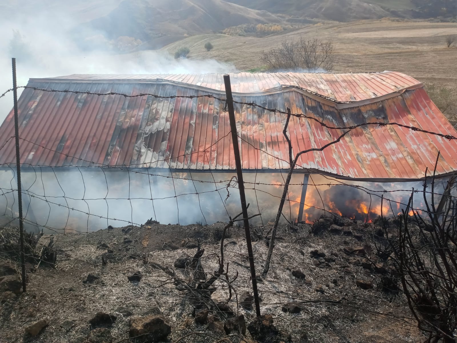 Incendio devasta un capannone nel Palermitano, intervengono i vigili del fuoco