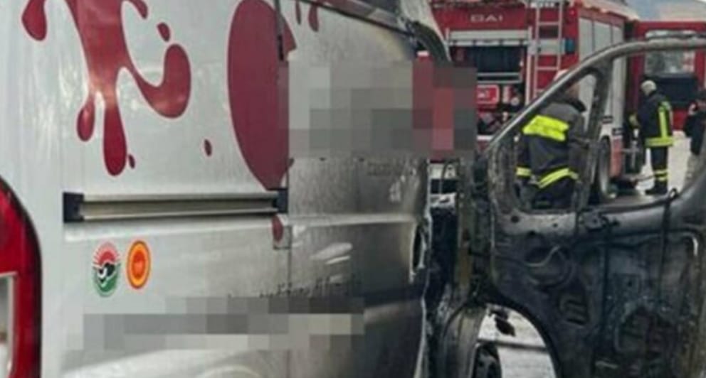 E90 Palermo-Mazara, camion frigo a fuoco: in fumo 400 kg di mozzarella campana