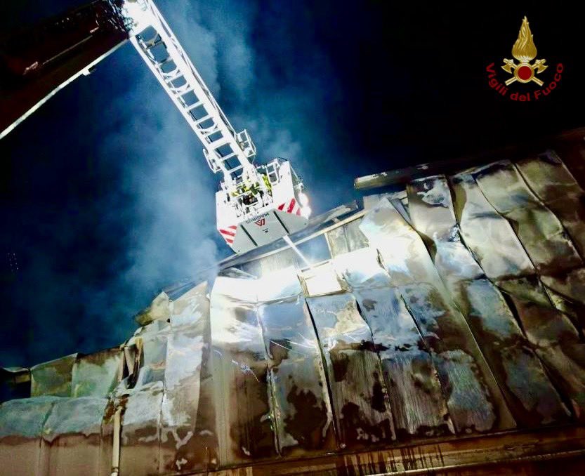 Incendio in stabilimento olio di sansa nel Catanese: intervengono i vigili del fuoco