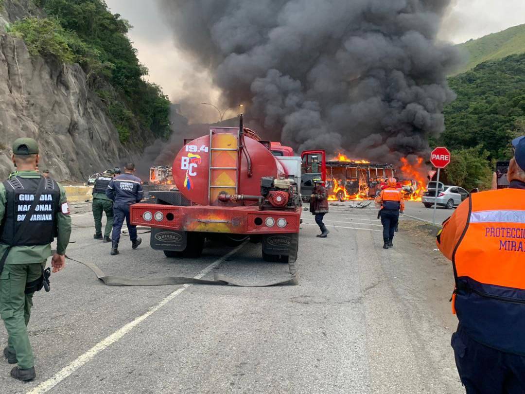 VIDEO | Camion travolge auto ferme per un incidente, almeno 16 morti: le impressionanti immagini