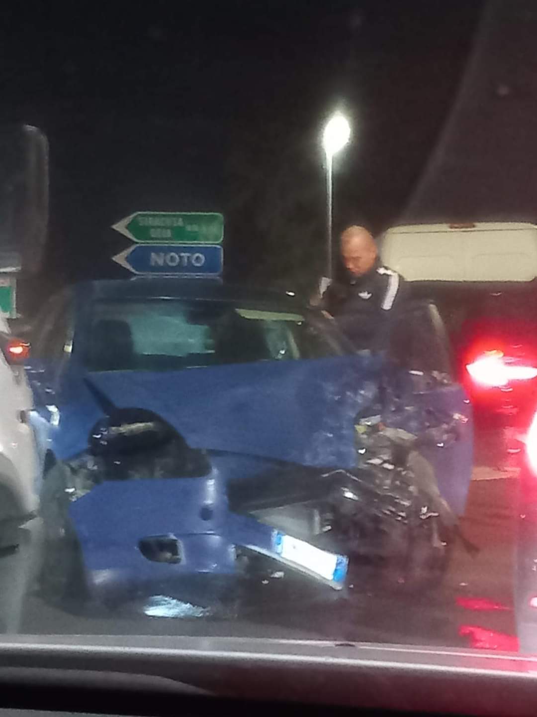 Incidente nel Siracusano: scontro tra auto e furgoncino Incidente nel Siracusano: scontro tra auto e furgoncino