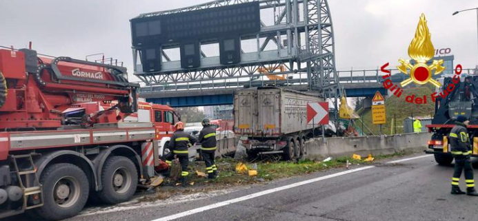 Tir sperona furgone e si schianta su un pilone di cemento, morto il conducente