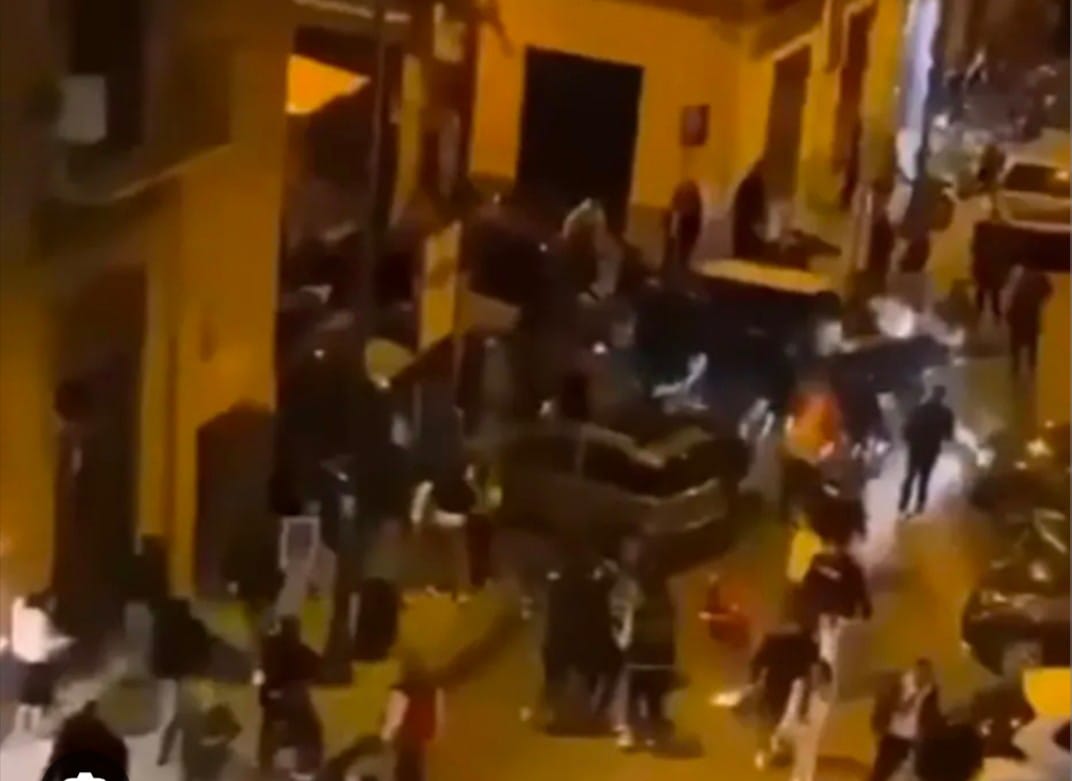 Palermo, giovani scatenati: in via La Lumia notte di botte e di spari VIDEO