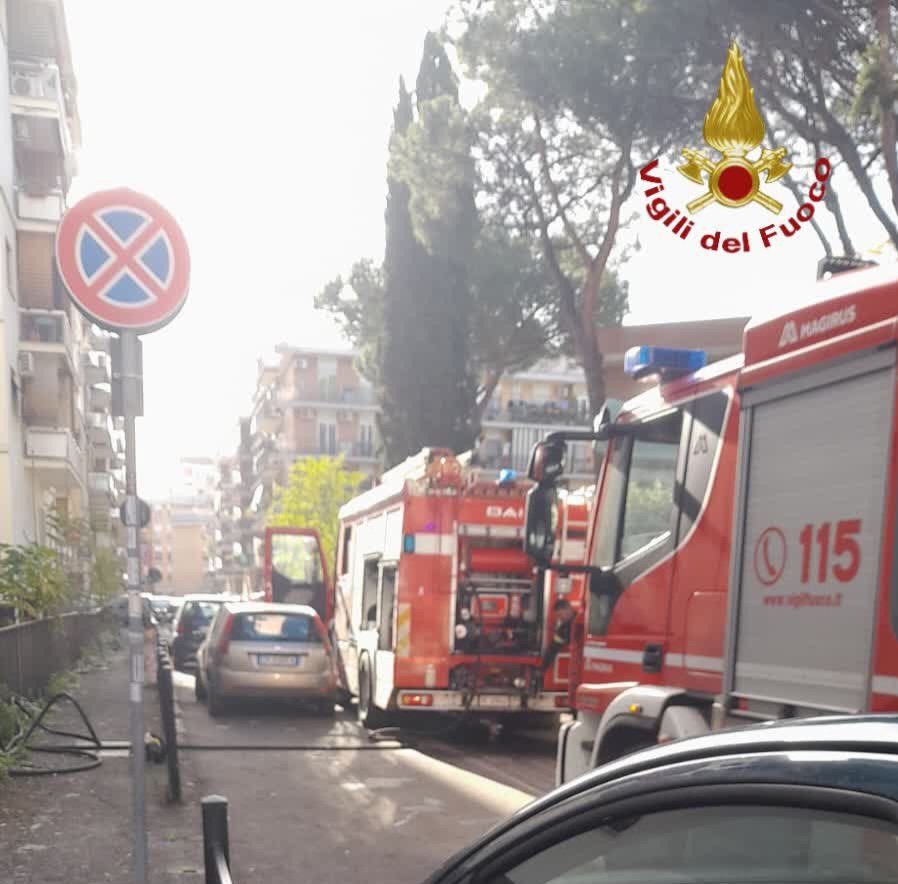 Scoppia un incendio in una mansarda al quinto piano, soccorsa donna intossicata