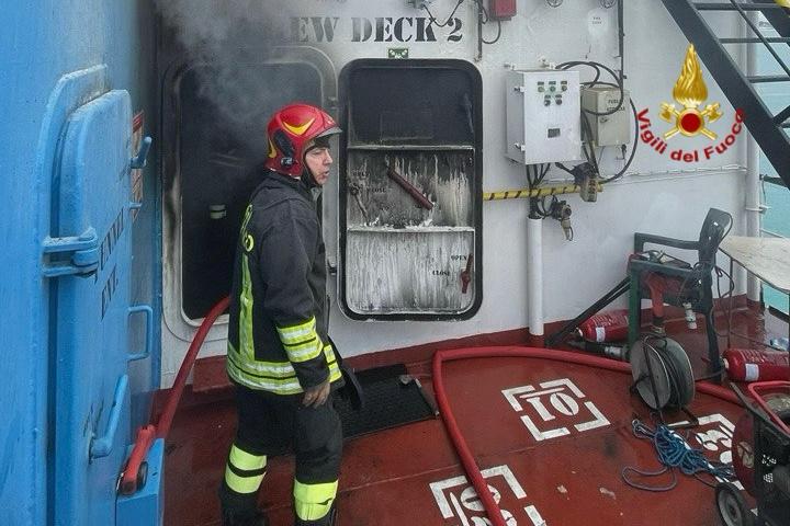 Porto di Catania, incendio a bordo di una nave ormeggiata: Vigili del fuoco in azione