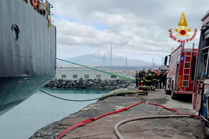 Porto di Catania, incendio a bordo di una nave ormeggiata: Vigili del fuoco in azione