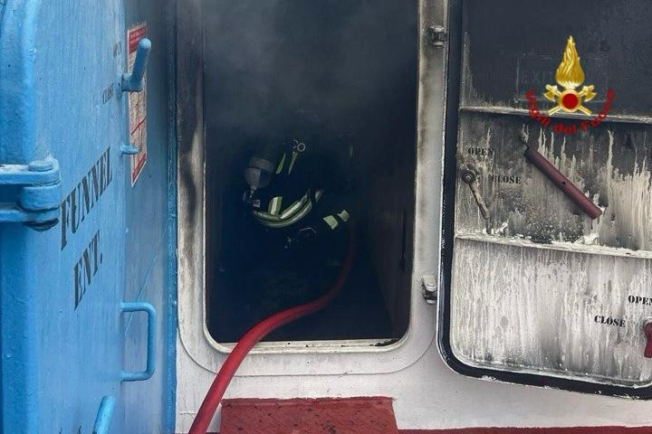 Porto di Catania, incendio a bordo di una nave ormeggiata: Vigili del fuoco in azione
