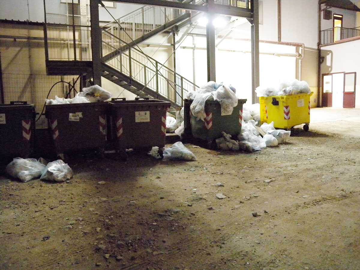 Modica, montagna di rifiuti sul retro dell’ospedale Modica, montagna di rifiuti sul retro dell’ospedale