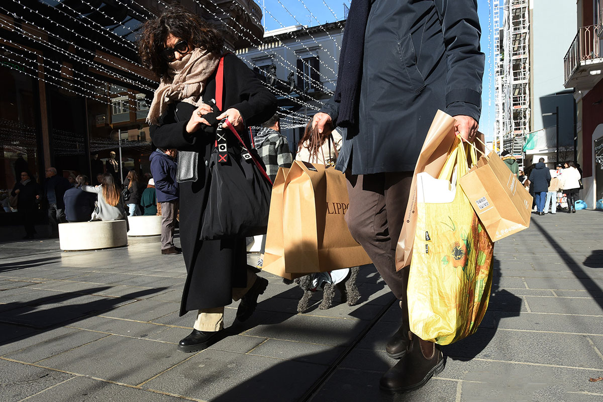 Natale 2023, abbigliamento e alimentazione settori più gettonati. Ma il 7,2% non fa regali