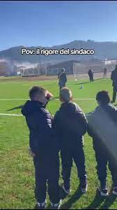 VIDEO | Sindaco si presenta sul dischetto e scivola: il rigore diventa virale