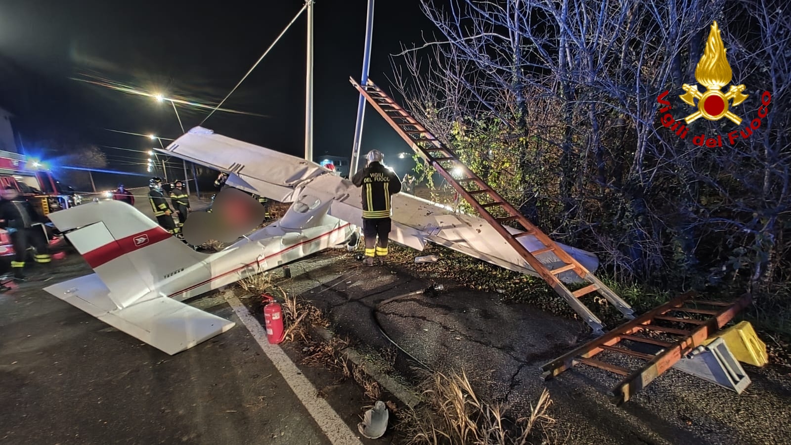 Ultraleggero precipita in un terreno, soccorse due persone