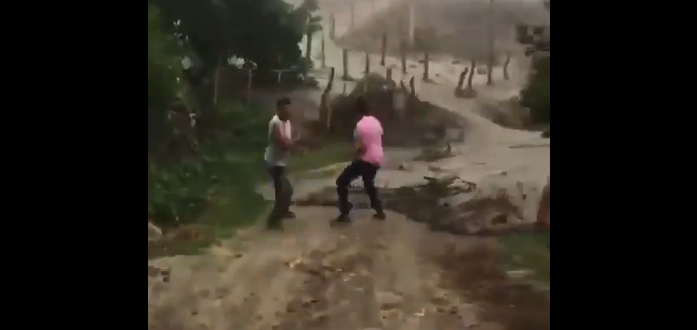 VIDEO | Alluvione genera valanga di fango e pietre: residenti costretti a fuggire
