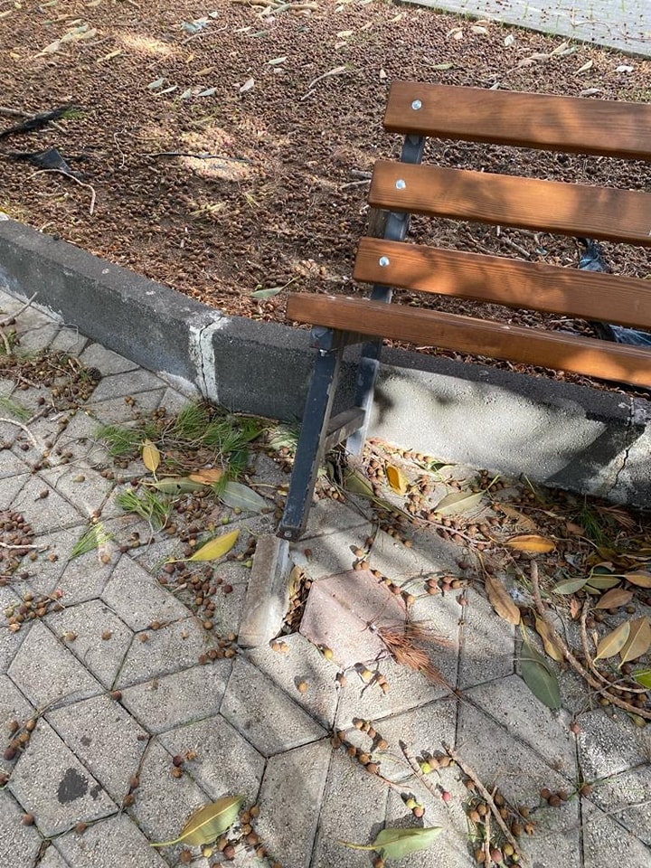 Vandali in azione a Sortino, divelta panchina della villa comunale e danneggiate mattonelle