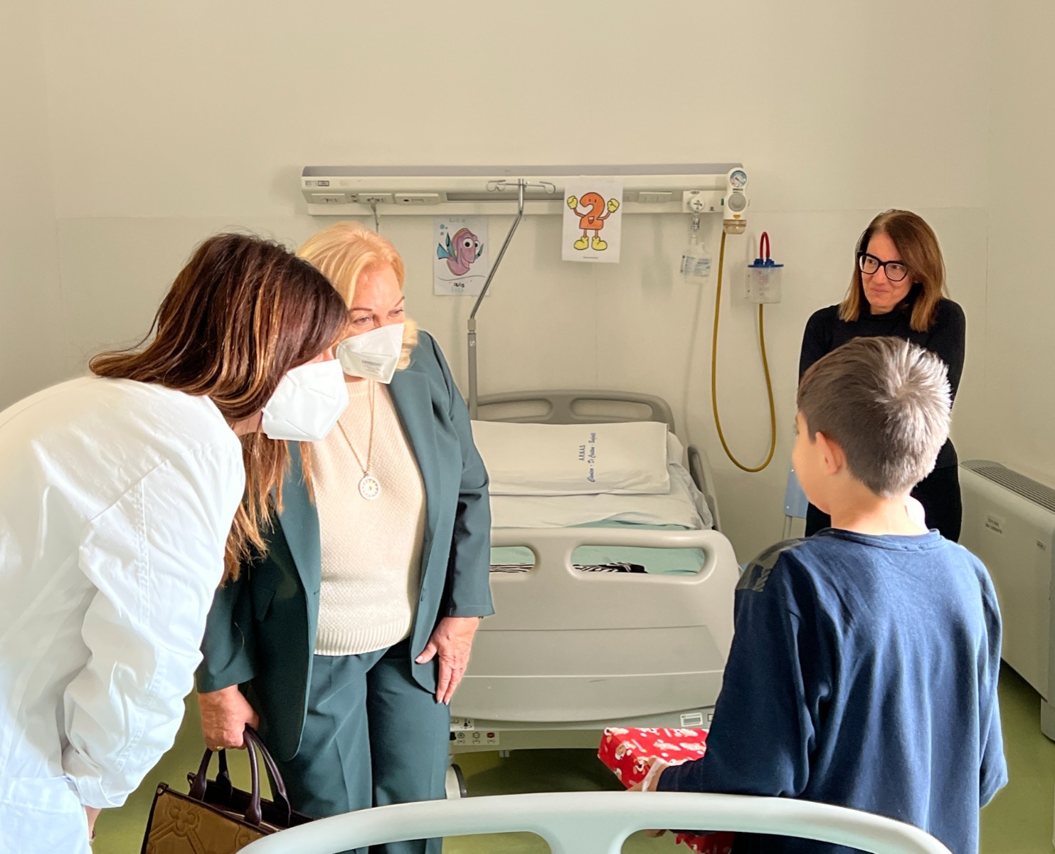 Palermo, la Presidenza della Regione porta doni di Natale ai pazienti dell’Ospedale dei Bambini