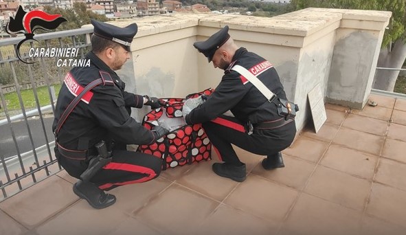 6 kg di marijuana conservati in balcone: arrestato pusher nel Catanese