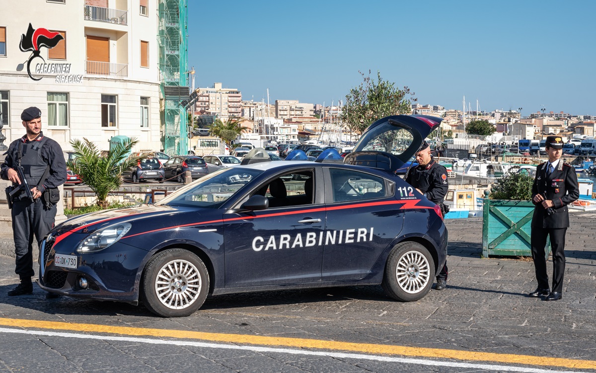 Passeggiata in centro per una 27enne: evasa due volte dai domiciliari nel Siracusano