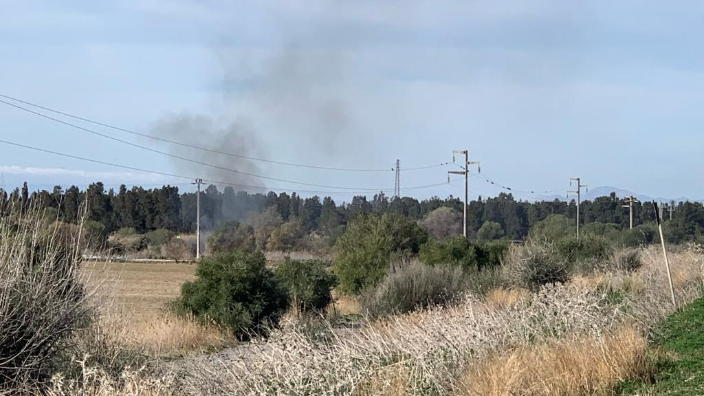 Spazzatura e colonne di fumo alle porte dell’Oasi del Simeto