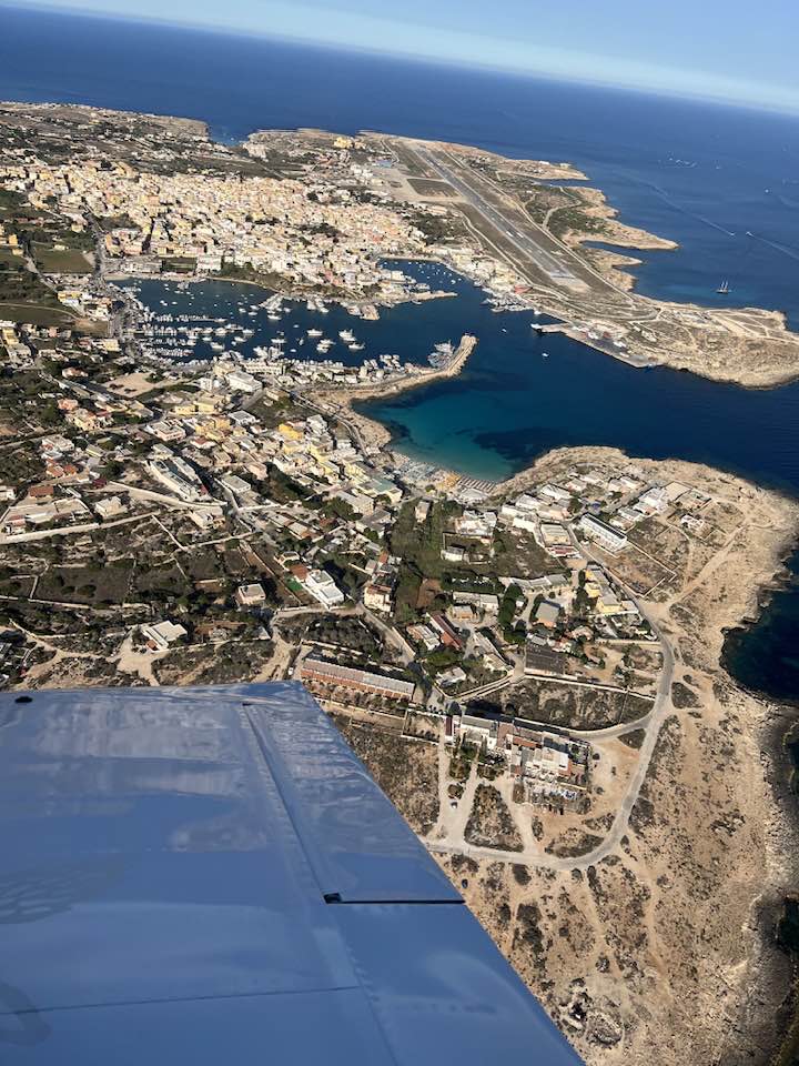 L’aeroporto di Lampedusa pensa già all’estate