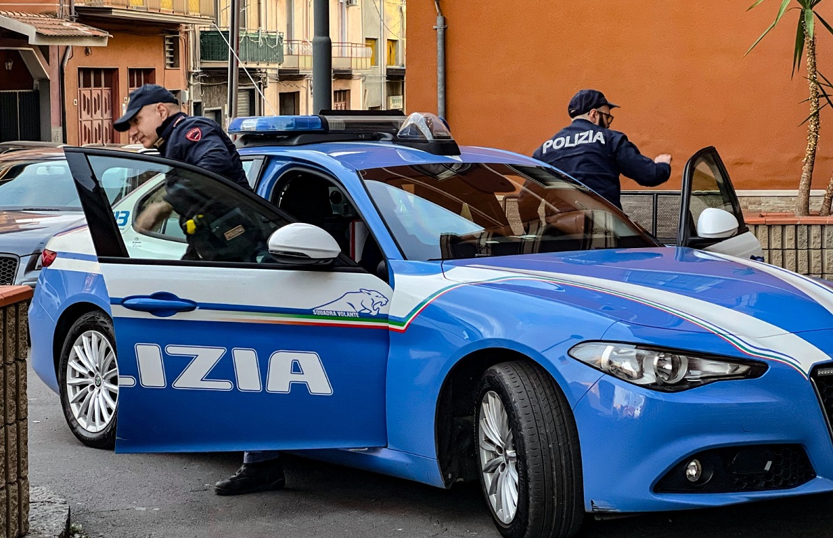 Colto da malore e svenuto, l’intervento provvidenziale della polizia salva uomo nel Catanese