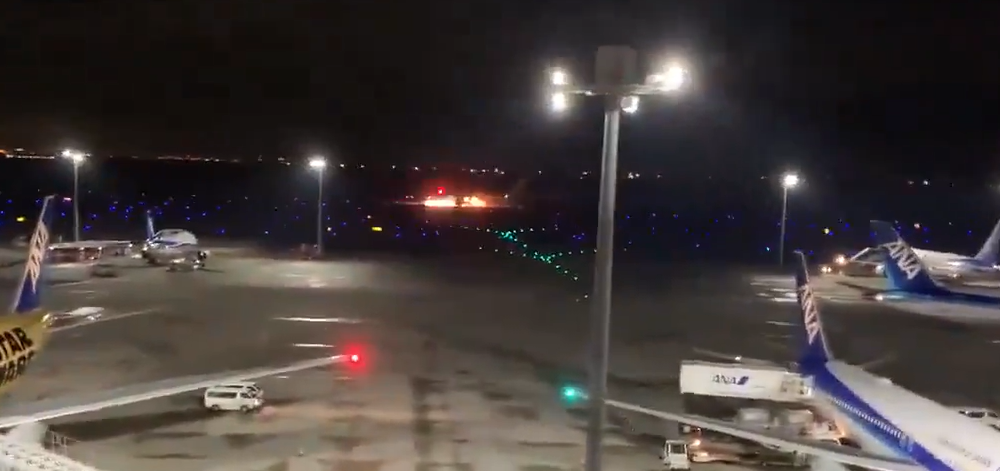 VIDEO | Aereo in fiamme sulla pista, evacuate le 367 persone a bordo, 5 morti: le immagini