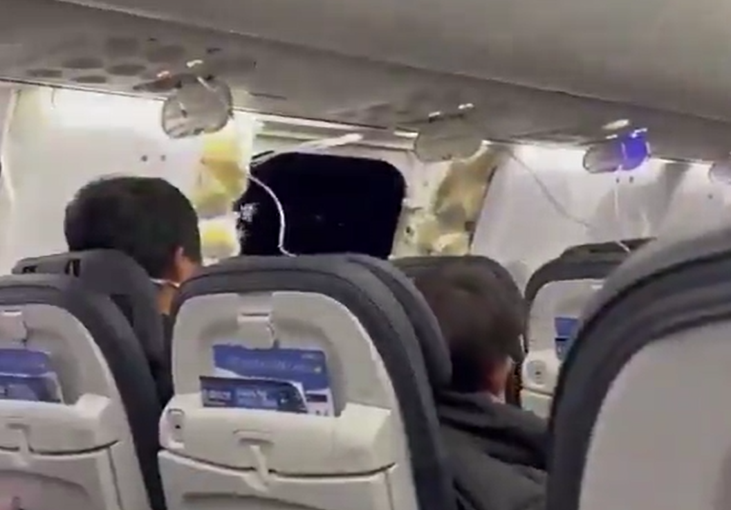 VIDEO | Terrore durante il volo, si stacca portellone: le immagini dell’atterraggio d’emergenza