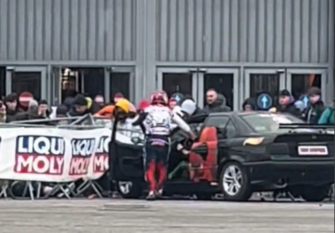 VIDEO | Pauroso incidente durante evento: auto finisce contro pubblico, 10 feriti