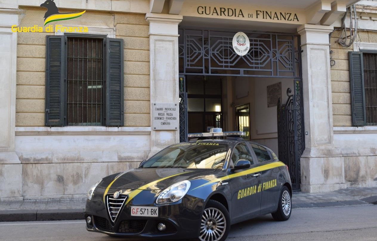 Auto di lusso, gioielli e “fiumi” di denaro grazie anche all’autoriciclaggio: 6 indagati