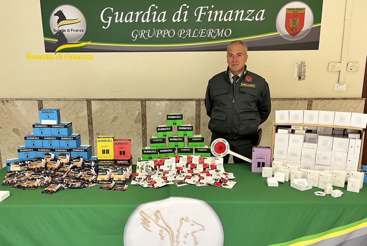 VIDEO | Dalle chiavette USB alle pile, tutto contraffatto: scatta sequestro a Palermo
