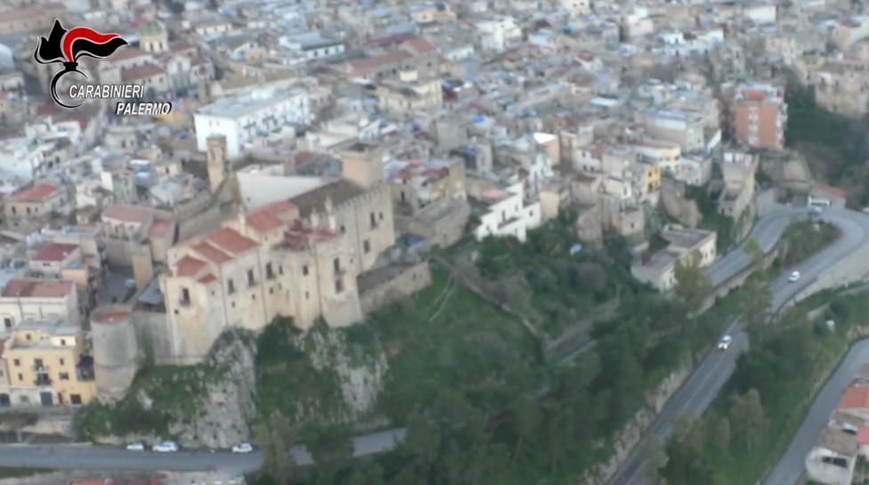 VIDEO | Le mani della mafia carinese su acqua e immobili, tra estorsioni e abusivismo: 5 arresti