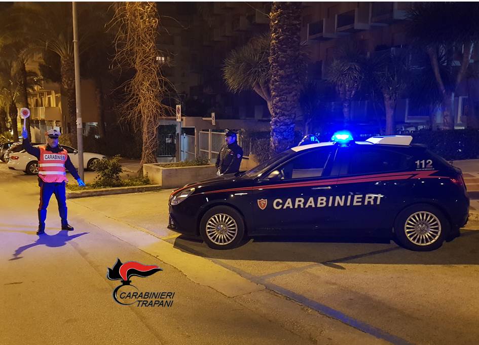 Armi, spaccio e guida pericolosa: giovani scatenati nel centro di Trapani