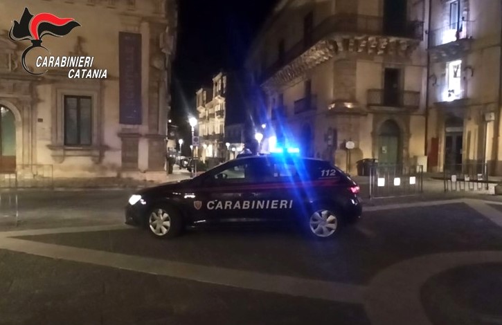 Ruba pasta adesiva per dentiere, ladro arrestato dopo la fuga
