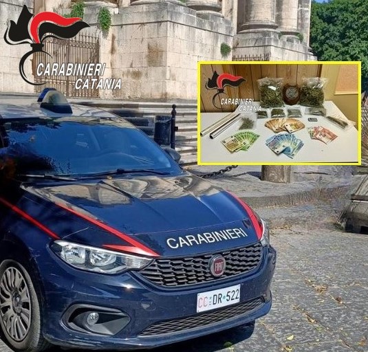 Sorpreso mentre confeziona marijuana in casa a San Gregorio: arrestato 19enne